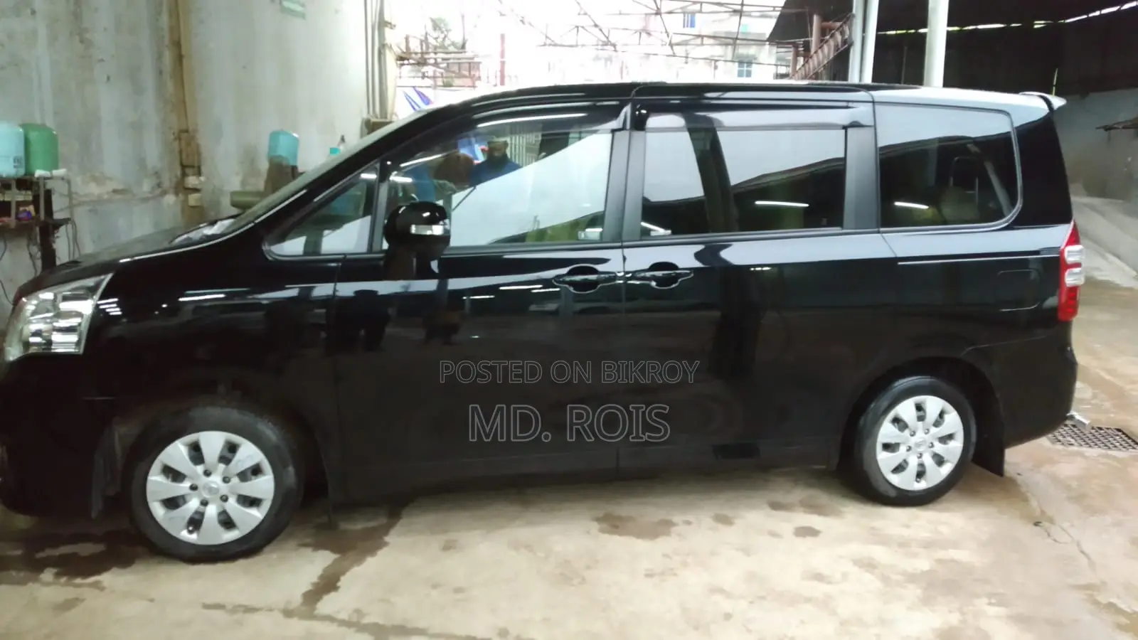 Toyota Noah 2.0 143hp FWD (7 Seater) 2013 Black