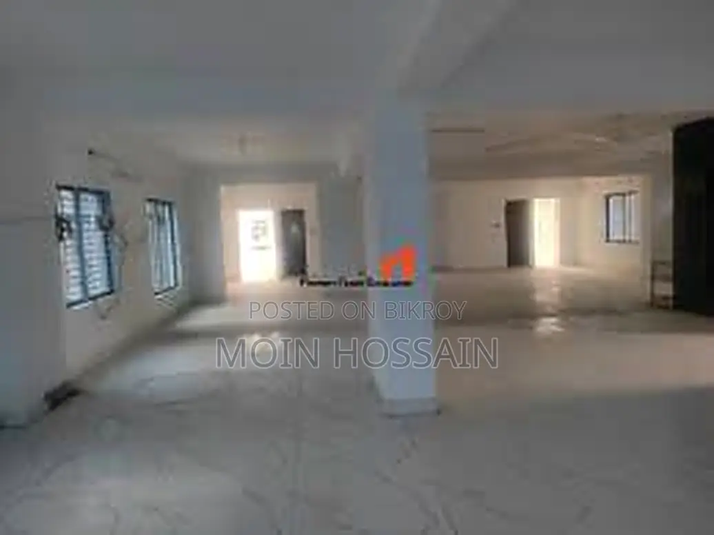 Supermarket/Warehouse Space for Rent Beside Crowded 40 Feet Road