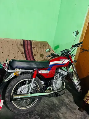 হোন্ডা ১৯৮৫ লাল