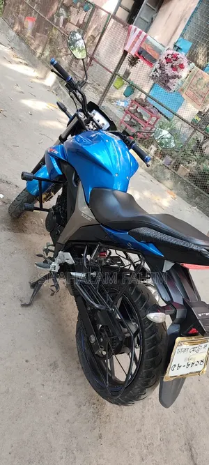 সুজুকি জিক্সার ২০২১ নীল
