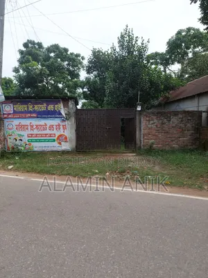 ১০ শতাংশ জমি পাঁচটি সেমি পাকা ঘর দুটি বাথরুম