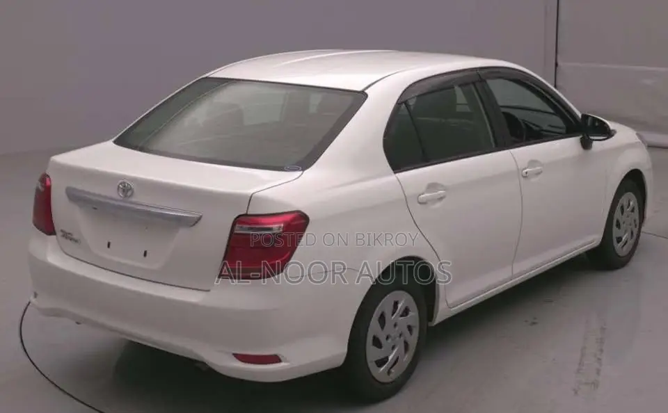 টয়োটা এক্সিও ২০২১ সাদা