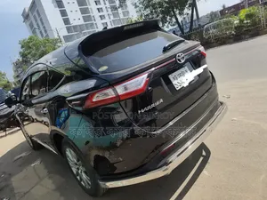 টয়োটা হ্যারিয়ার ২০১৯ কালো