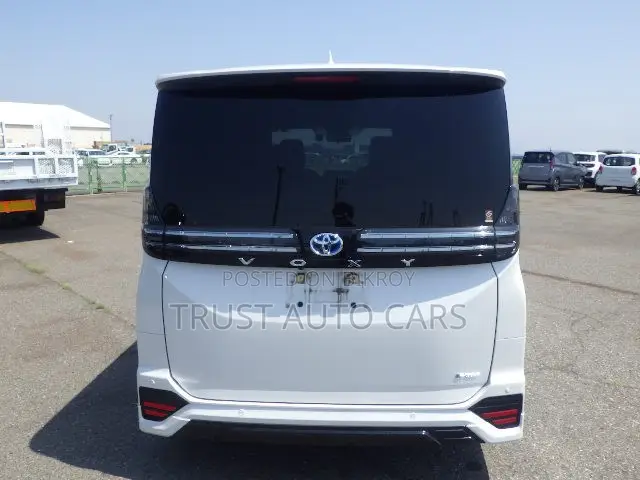 Toyota Voxy 2022 Pearl