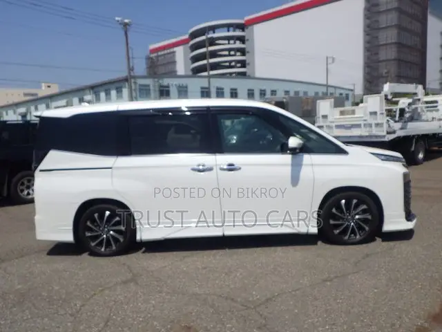 Toyota Voxy 2022 Pearl