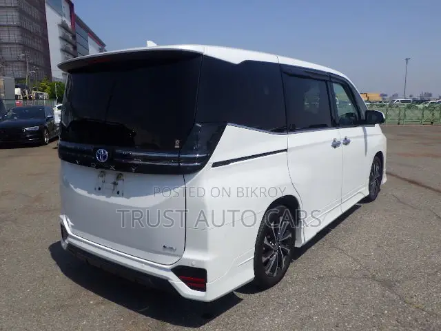 Toyota Voxy 2022 Pearl