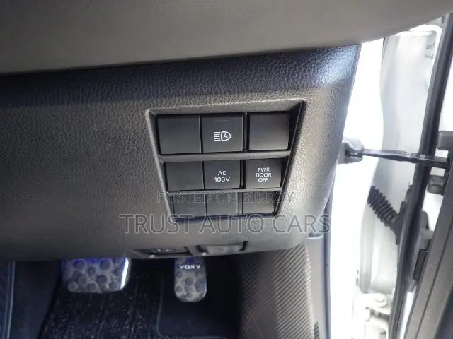 Toyota Voxy 2022 Pearl