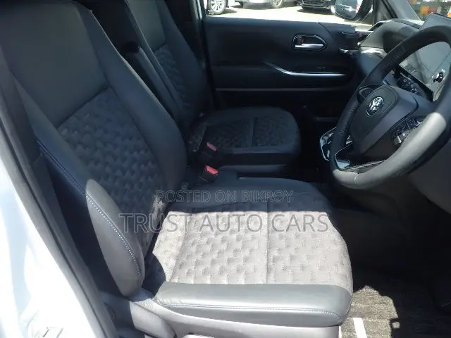 Toyota Voxy 2022 Pearl