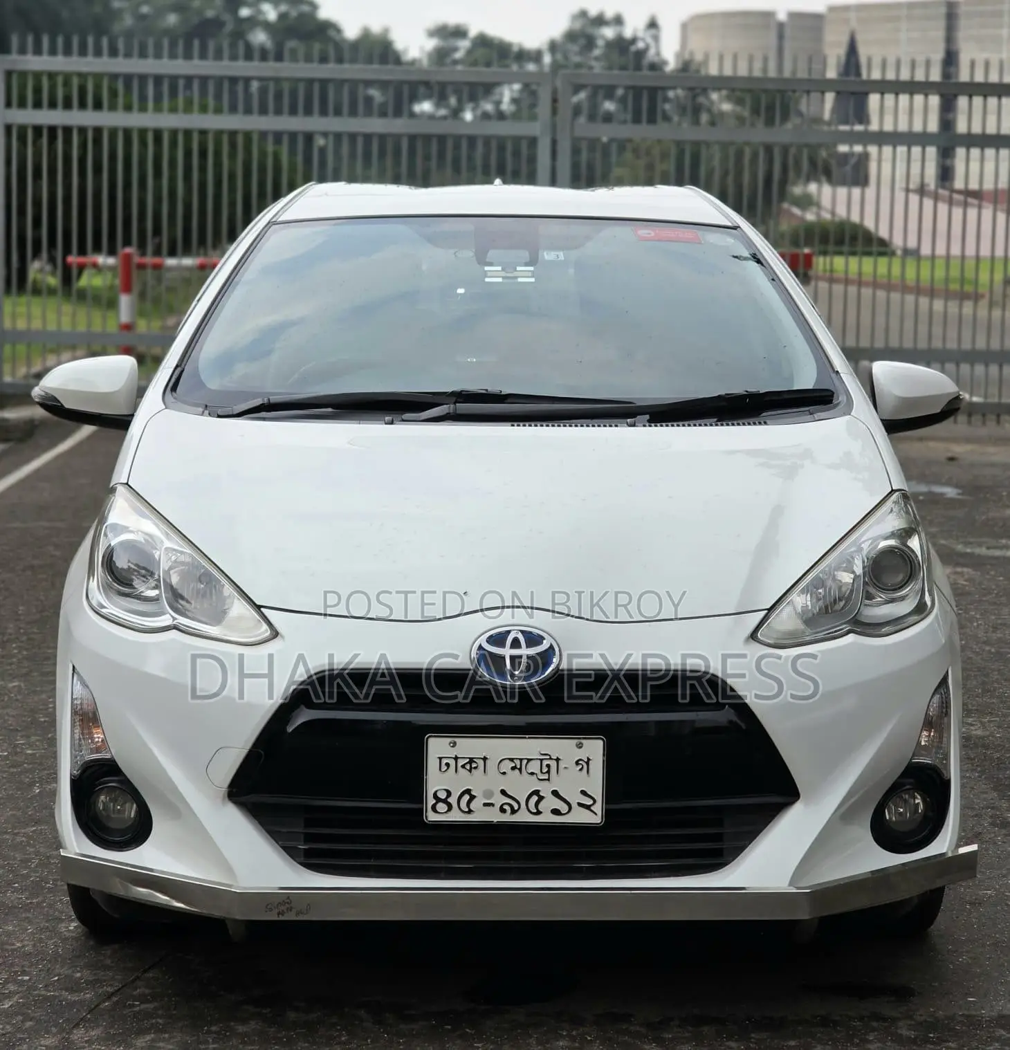 টয়োটা অ্যাকোয়া ২০১৬ সাদা
