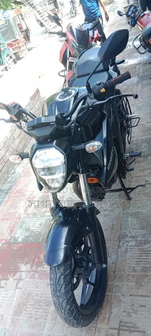 সুজুকি জিক্সার ২০২৪ ব্ল্যাক