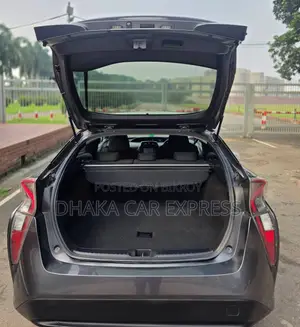 টয়োটা প্রিউস ৪-ডোর হ্যাচব্যাক (১.৮ লিটার ৪-সিলিন্ডার গ্যাস/ইলেকট্রিক হাইব্রিড সিভটি) ২০১৬