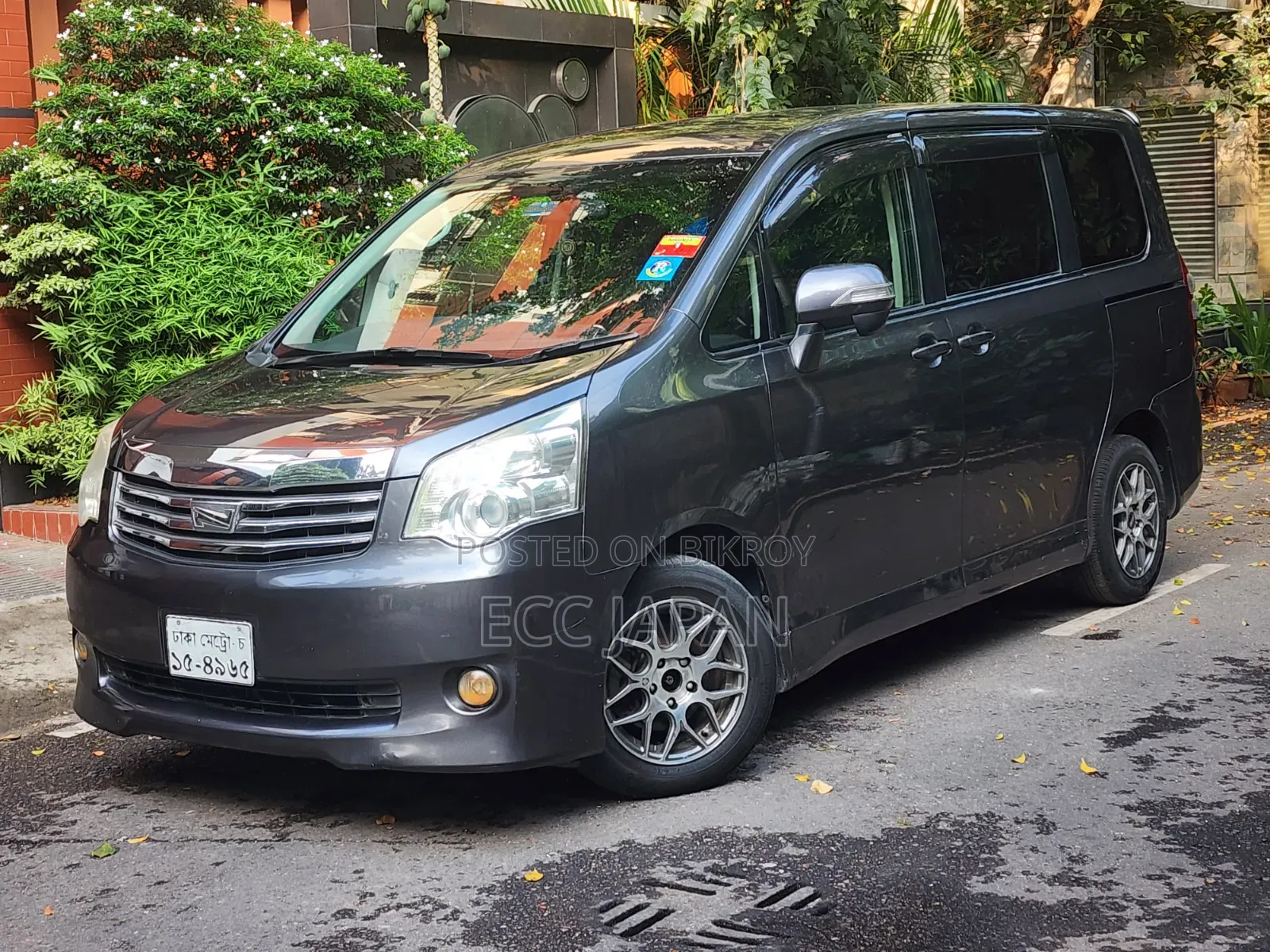 Toyota Noah 2.0 143hp AWD (7 Seater) 2011 Gray