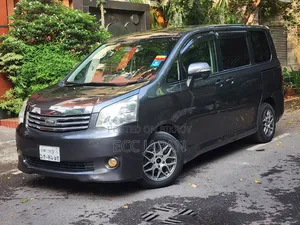 Toyota Noah 2.0 143hp AWD (7 Seater) 2011 Gray