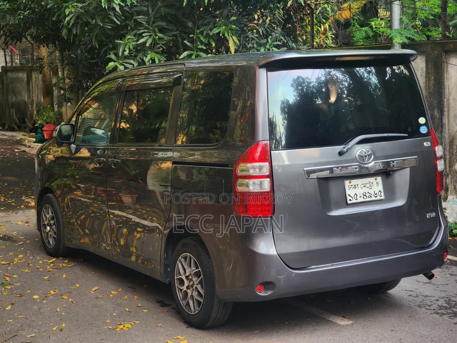 Toyota Noah 2.0 143hp AWD (7 Seater) 2011 Gray