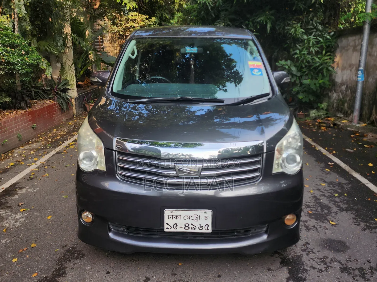 Toyota Noah 2.0 143hp AWD (7 Seater) 2011 Gray