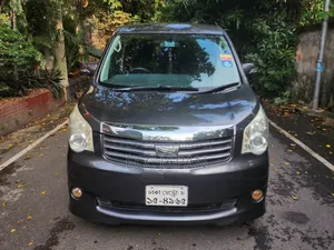 Toyota Noah 2.0 143hp AWD (7 Seater) 2011 Gray