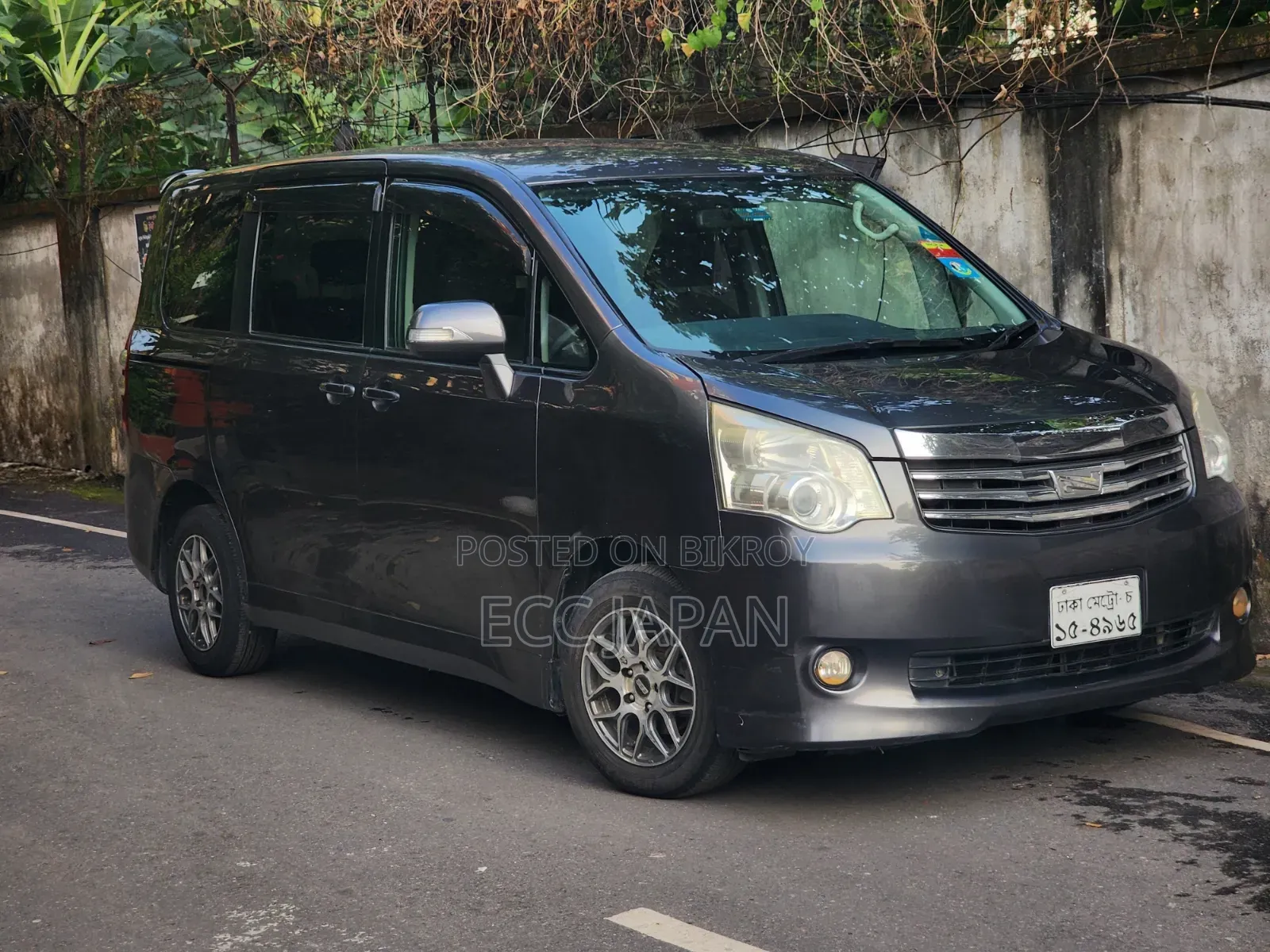 Toyota Noah 2.0 143hp AWD (7 Seater) 2011 Gray