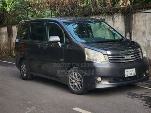 Toyota Noah 2.0 143hp AWD (7 Seater) 2011 Gray