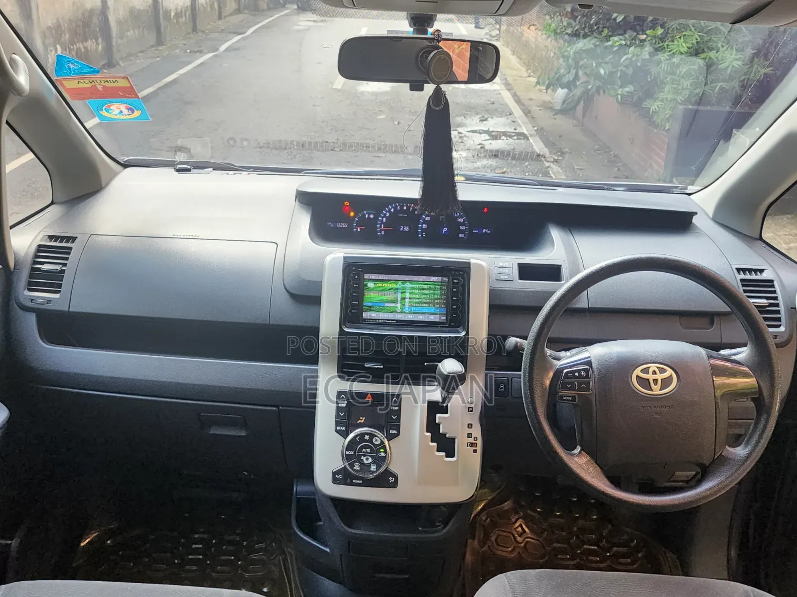 Toyota Noah 2.0 143hp AWD (7 Seater) 2011 Gray
