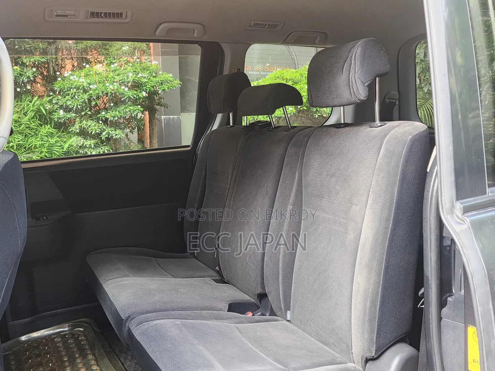 Toyota Noah 2.0 143hp AWD (7 Seater) 2011 Gray