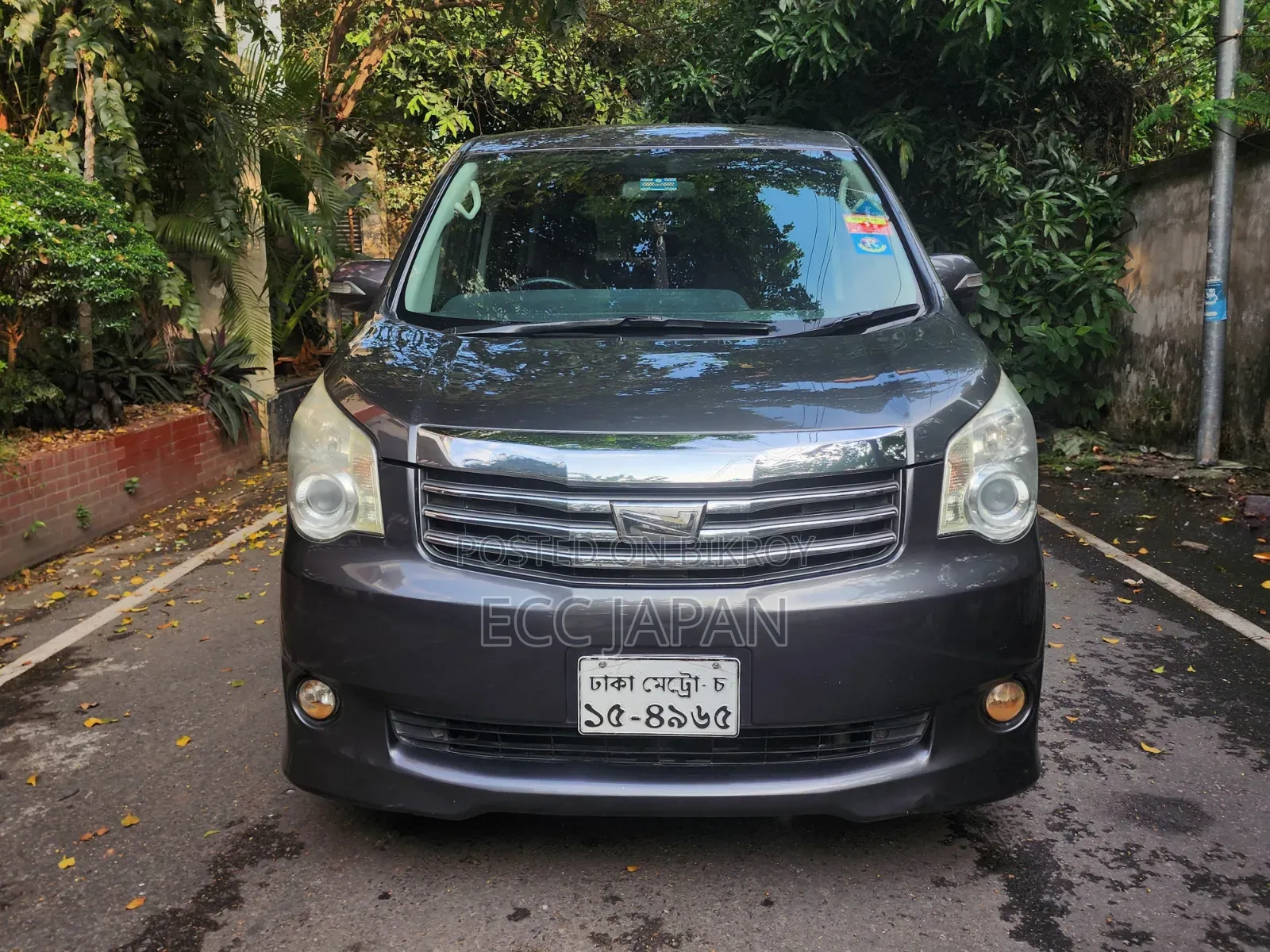 Toyota Noah 2.0 143hp AWD (7 Seater) 2011 Gray