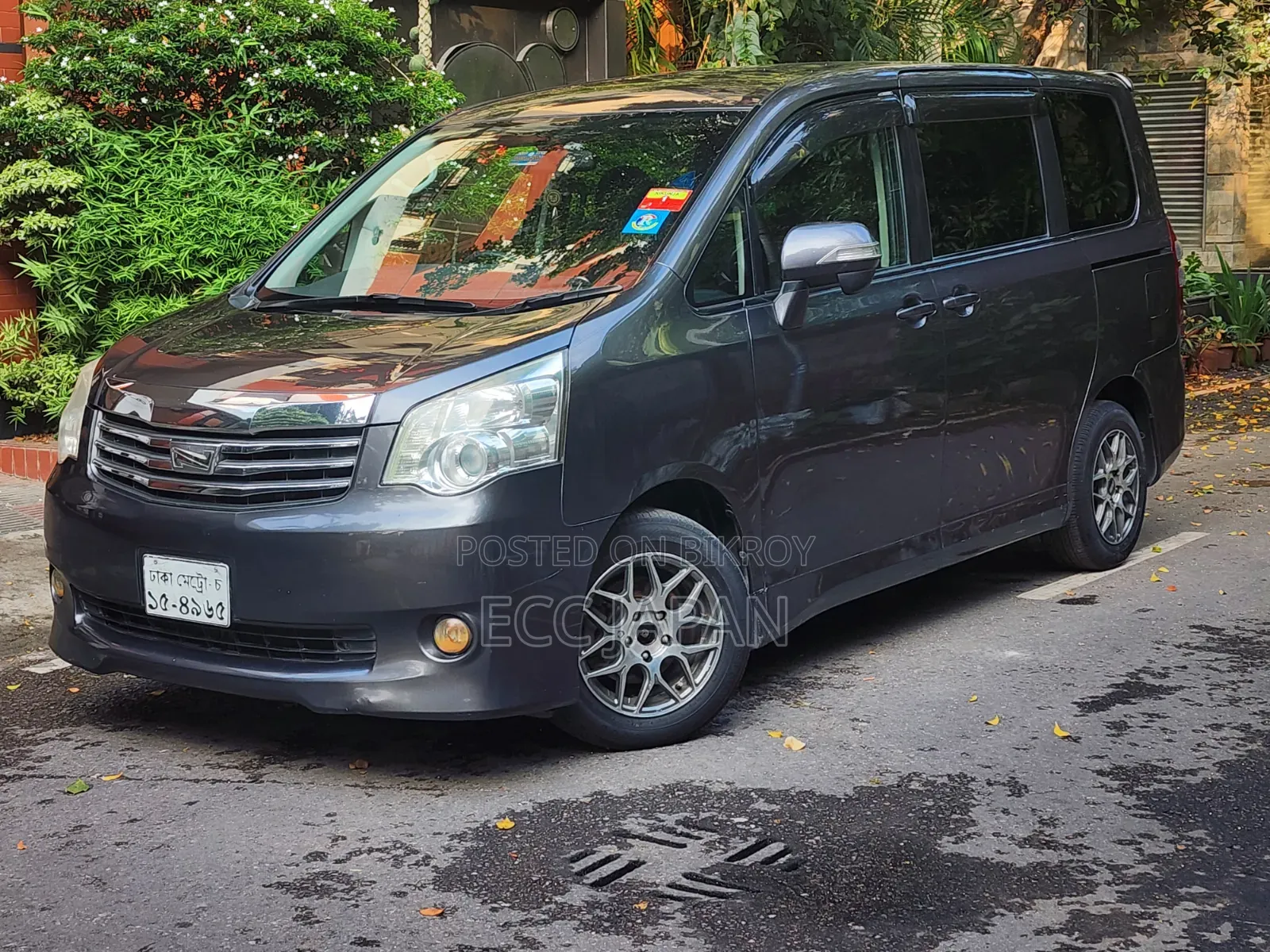 Toyota Noah 2.0 143hp AWD (7 Seater) 2011 Gray