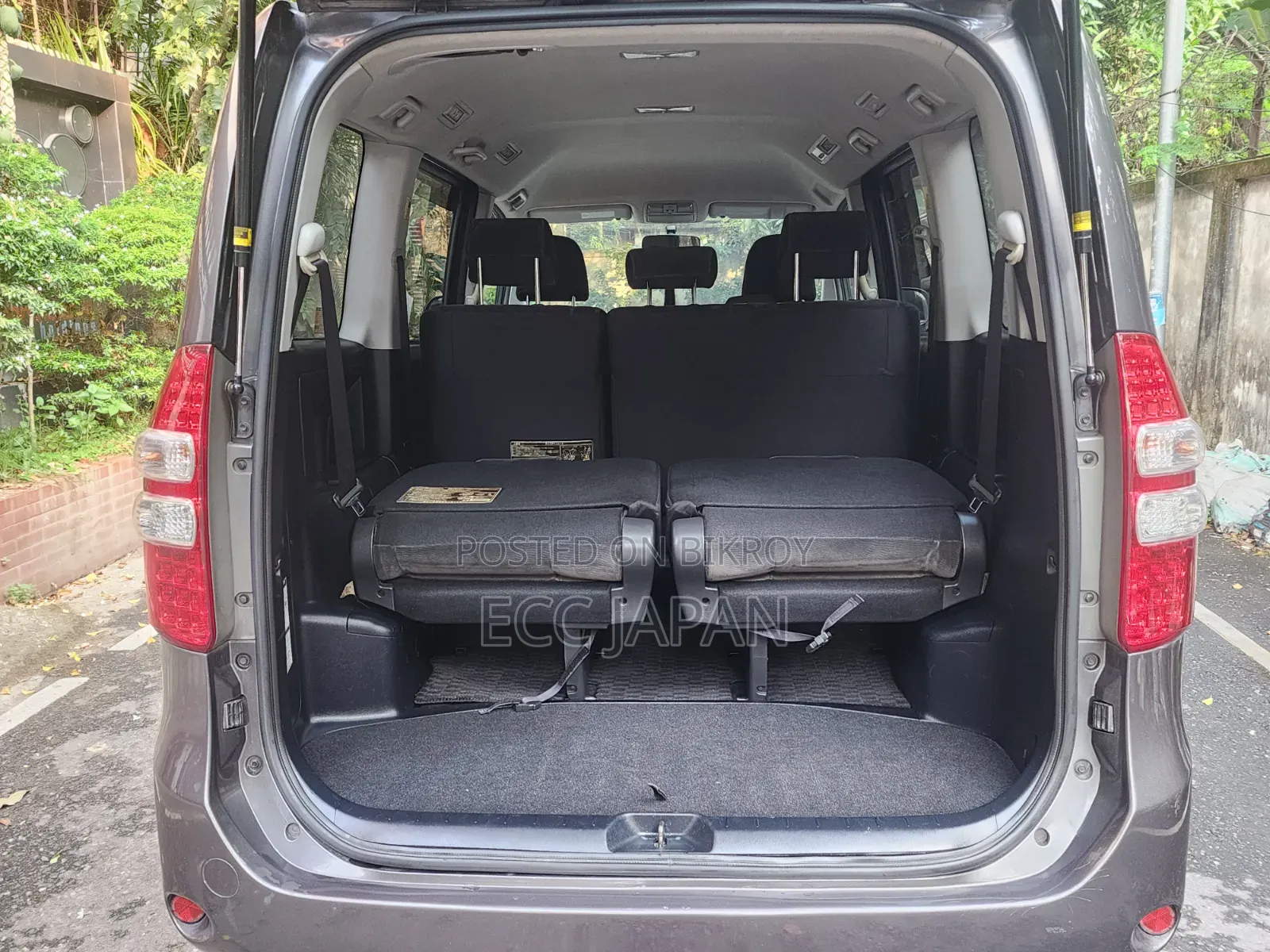 Toyota Noah 2.0 143hp AWD (7 Seater) 2011 Gray