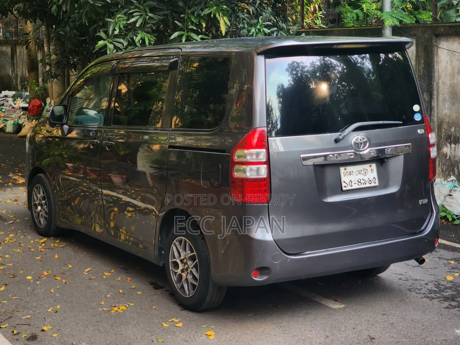 Toyota Noah 2.0 143hp AWD (7 Seater) 2011 Gray