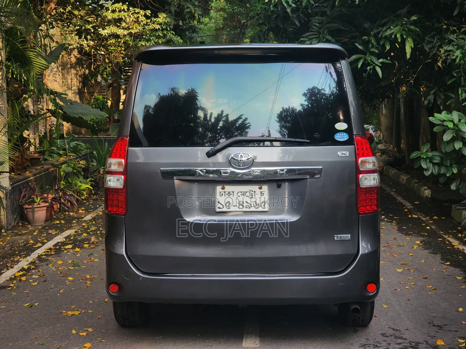 Toyota Noah 2.0 143hp AWD (7 Seater) 2011 Gray