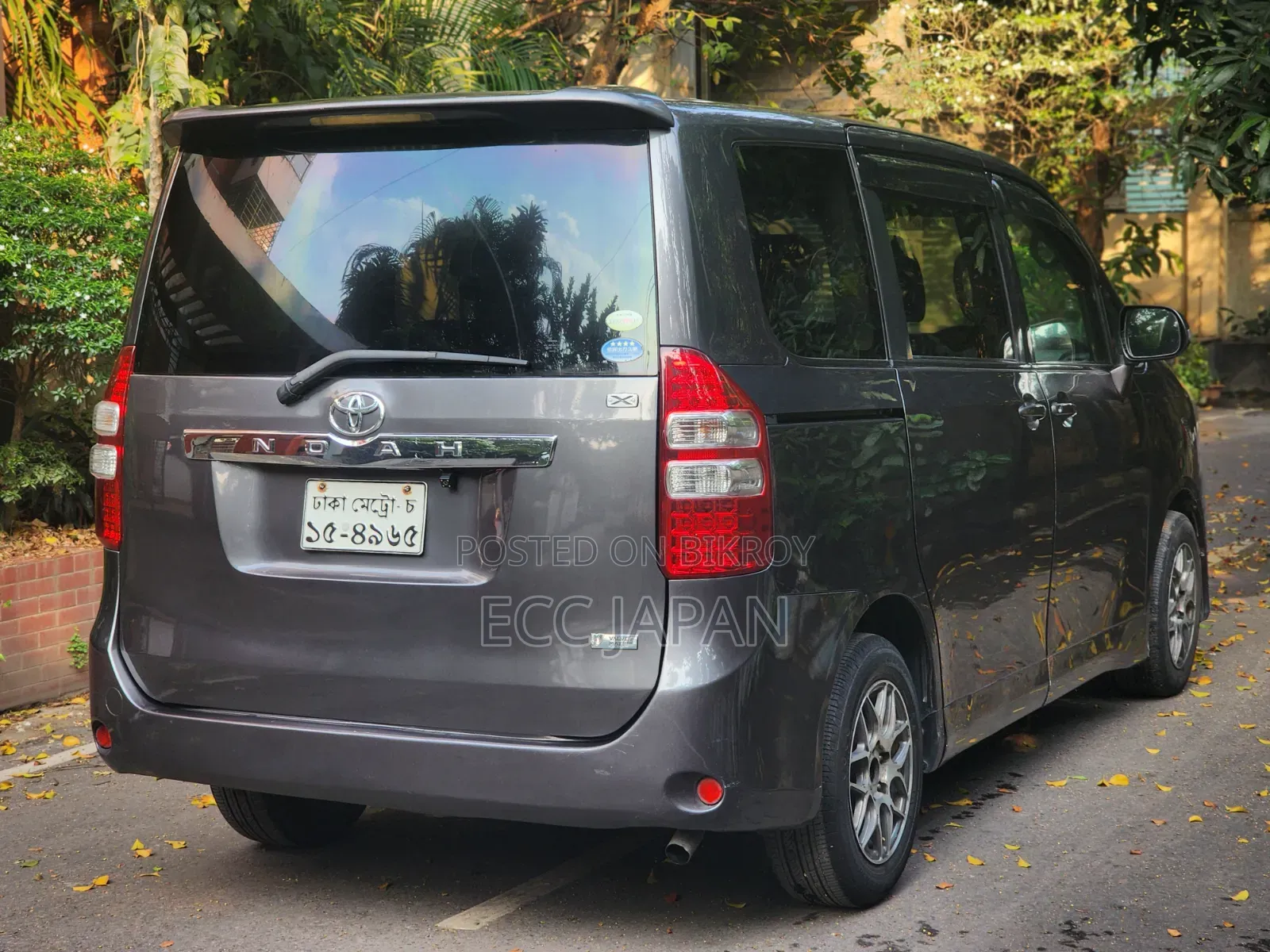 Toyota Noah 2.0 143hp AWD (7 Seater) 2011 Gray