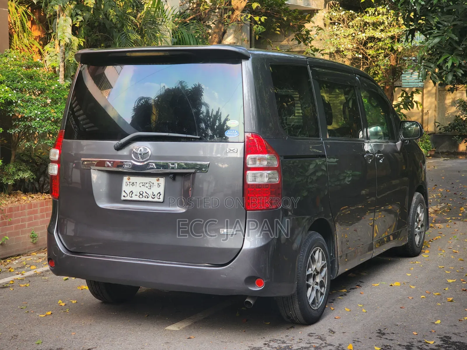 Toyota Noah 2.0 143hp AWD (7 Seater) 2011 Gray