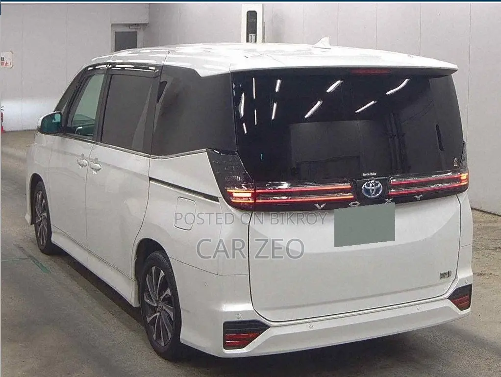 Toyota Voxy 2022 Pearl
