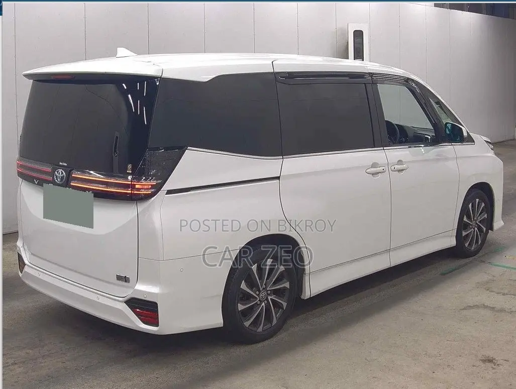 Toyota Voxy 2022 Pearl