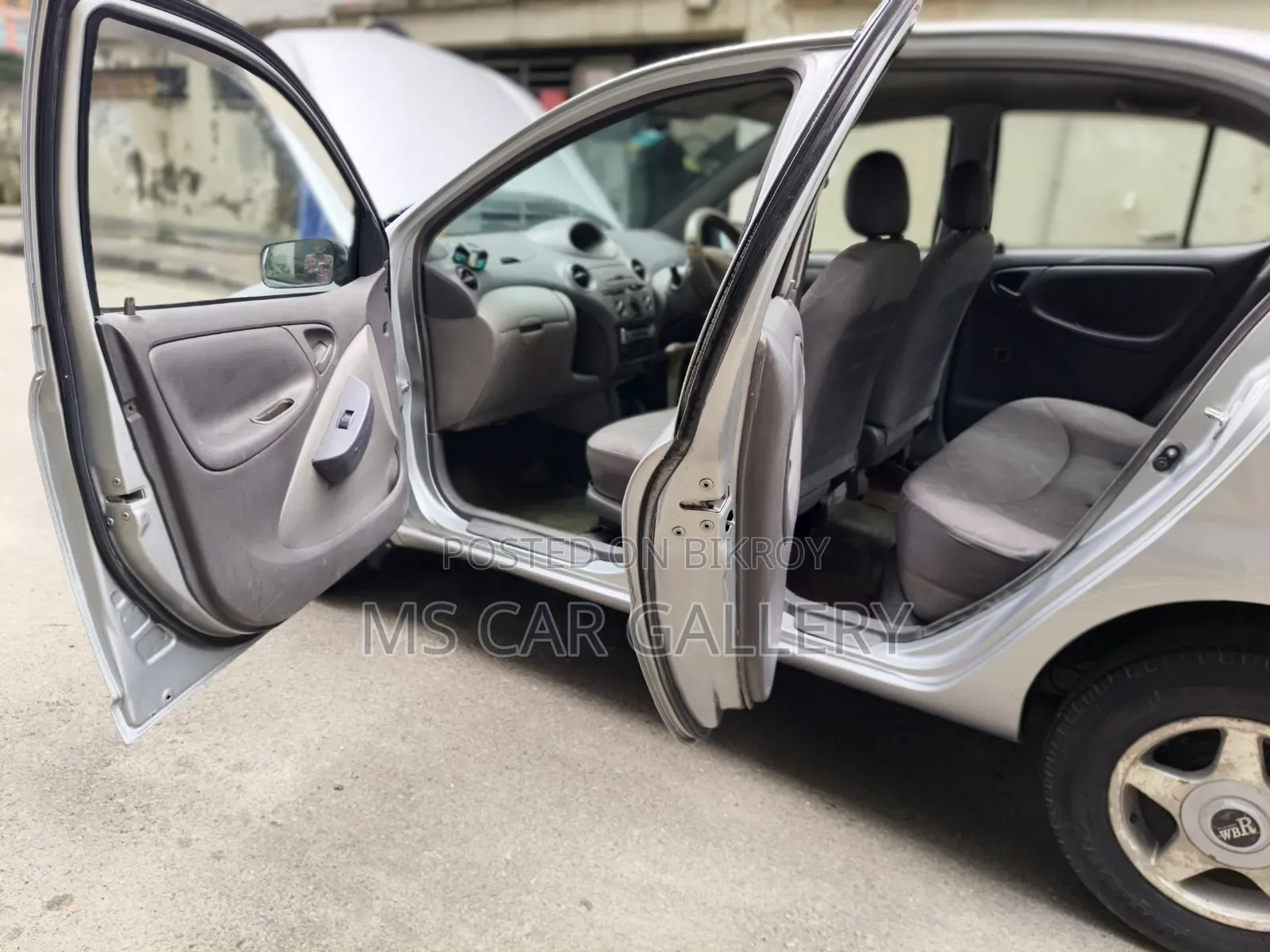 Toyota Platz 2001 Silver