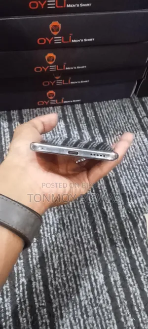 আইকিউওও ১২৮ জিবি সাদা