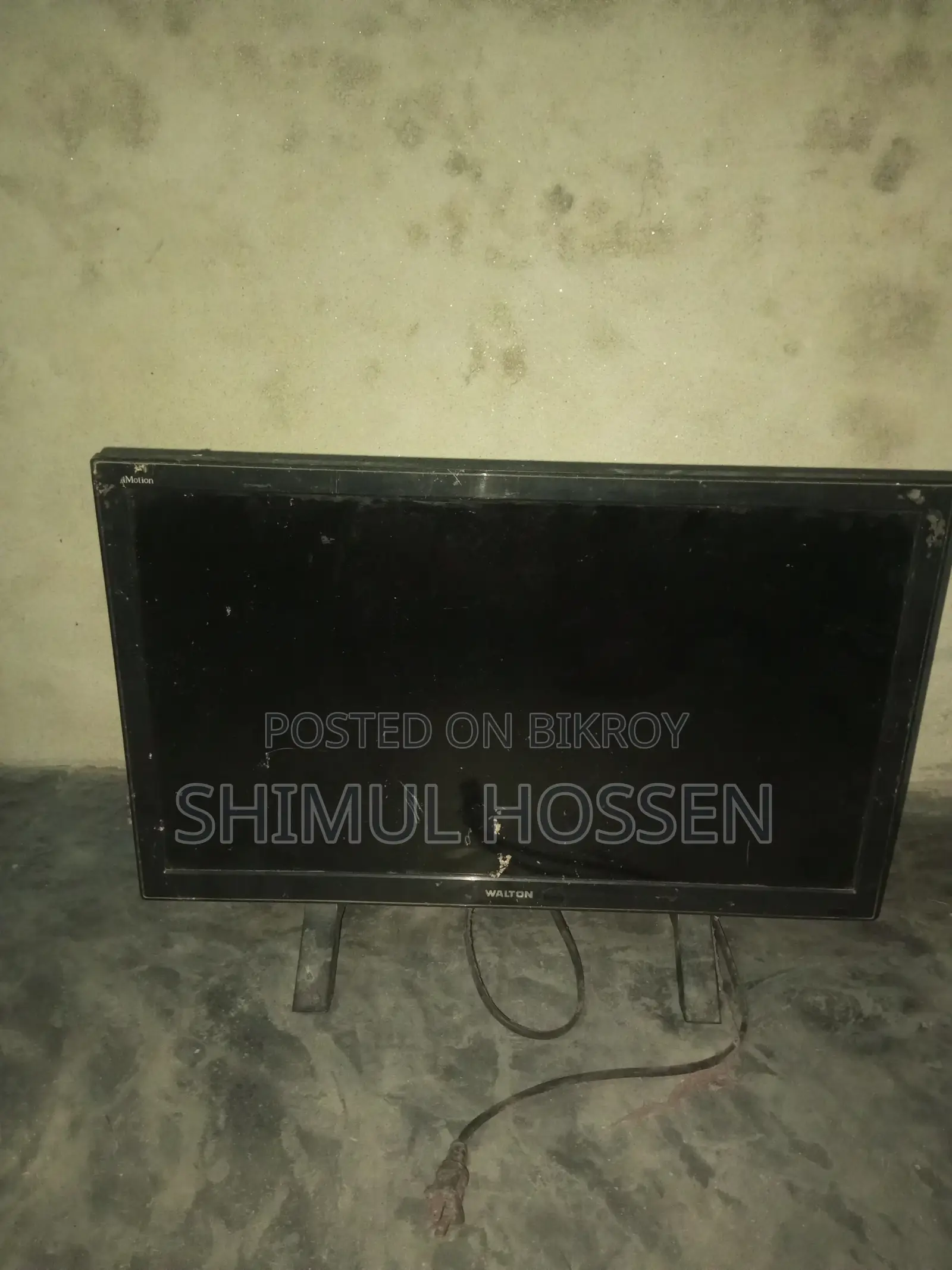 Walton 24 Inch LED TV Display Damaged for Parts WCT2404B