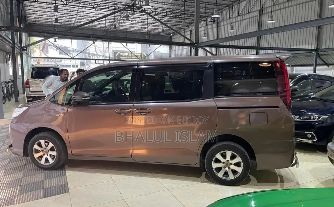Toyota Noah 1.8 Front-Wheel Drive Hybrid (7 seater) 2014