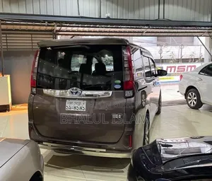 Toyota Noah 1.8 Front-Wheel Drive Hybrid (7 seater) 2014