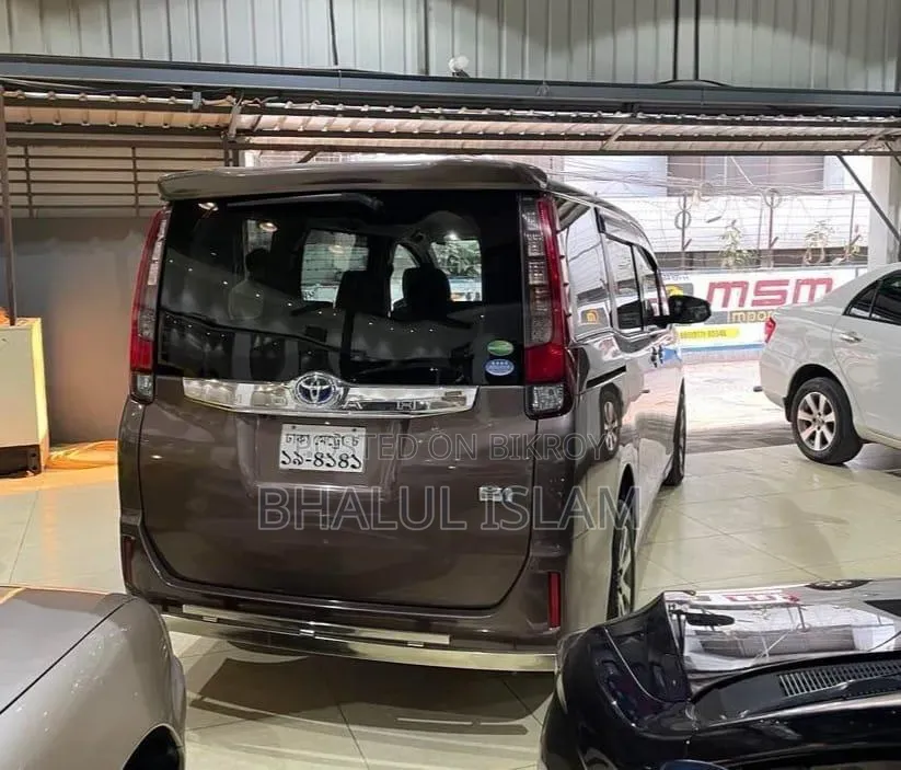 Toyota Noah 1.8 Front-Wheel Drive Hybrid (7 seater) 2014