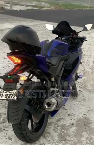 ইয়ামাহা আর১৫ ভি৩ ২০২২ নীল