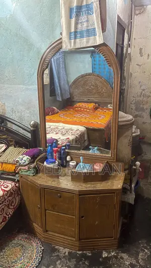 পালং এবং ড্রেসিং টেবিল