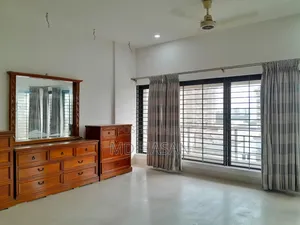 4bdrm Apartment in Semi Furnished Flat for rent