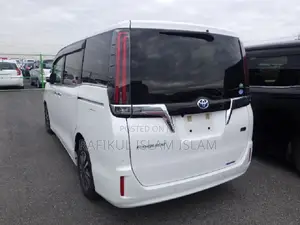 Toyota Esquire 2020 Pearl