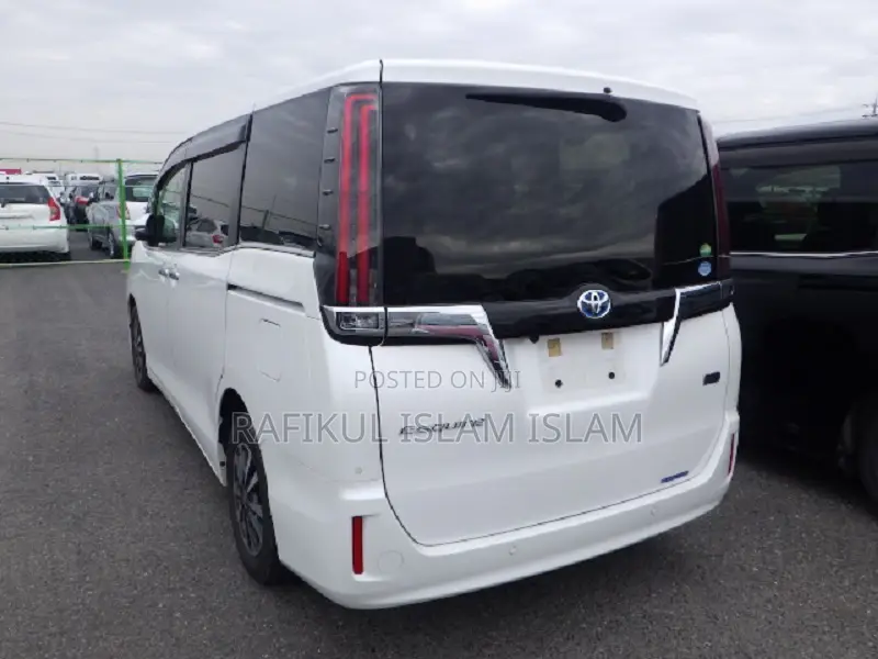 Toyota Esquire 2020 Pearl