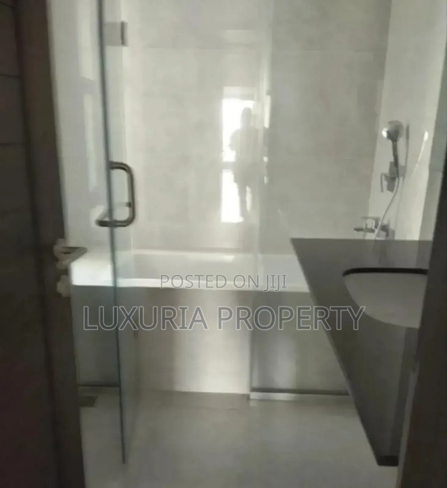 4bdrm Apartment in Semi Furnished for rent