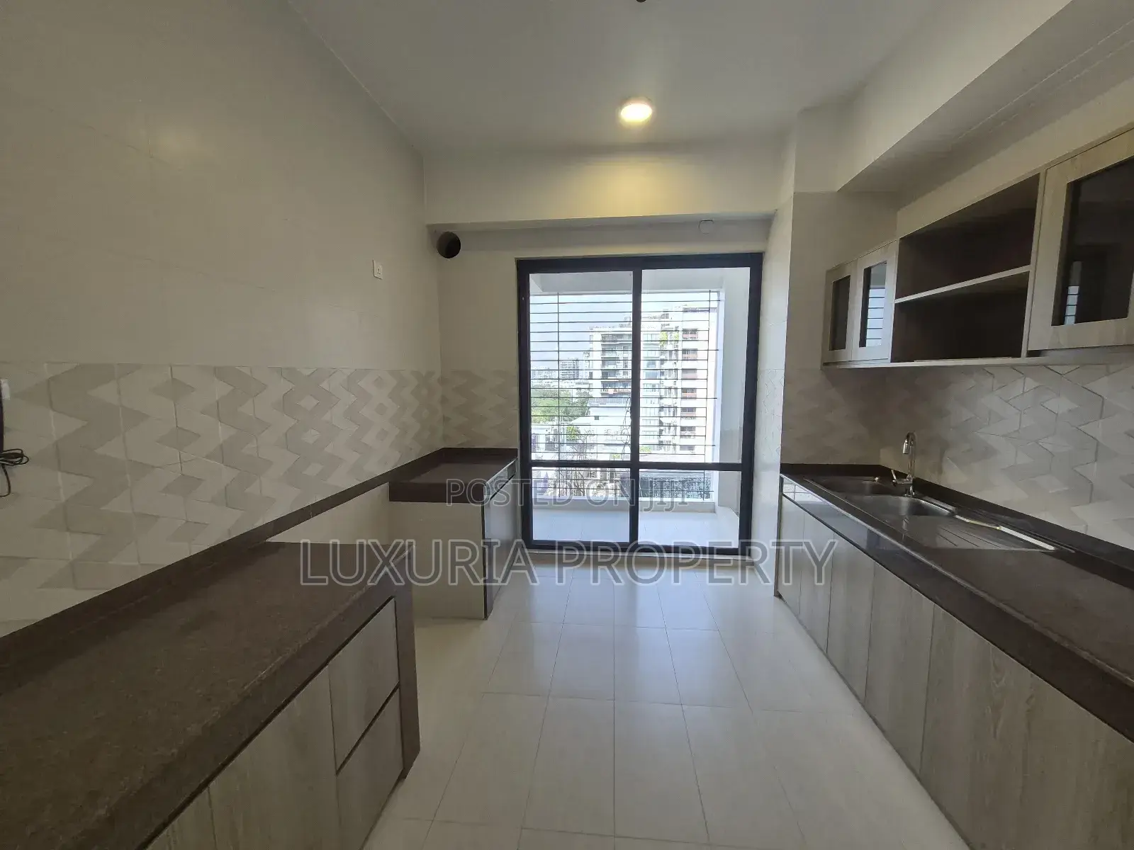 4bdrm Apartment in Semi Furnished for rent