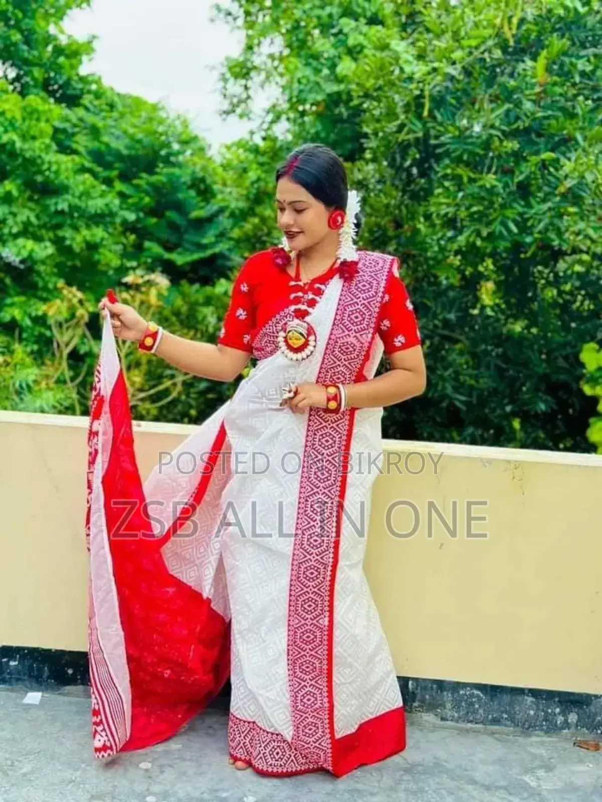 Modern and Quality Design Saree Comes With a Blouse Piece.