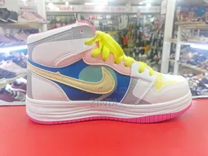 China New High Sneakers for Young Girls.