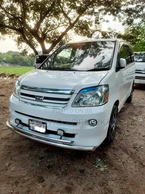 Photo - Toyota Noah 2.0 AWD (8 Seater) 2004 White