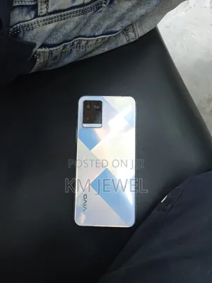 Photo - Vivo Y21 64 GB White